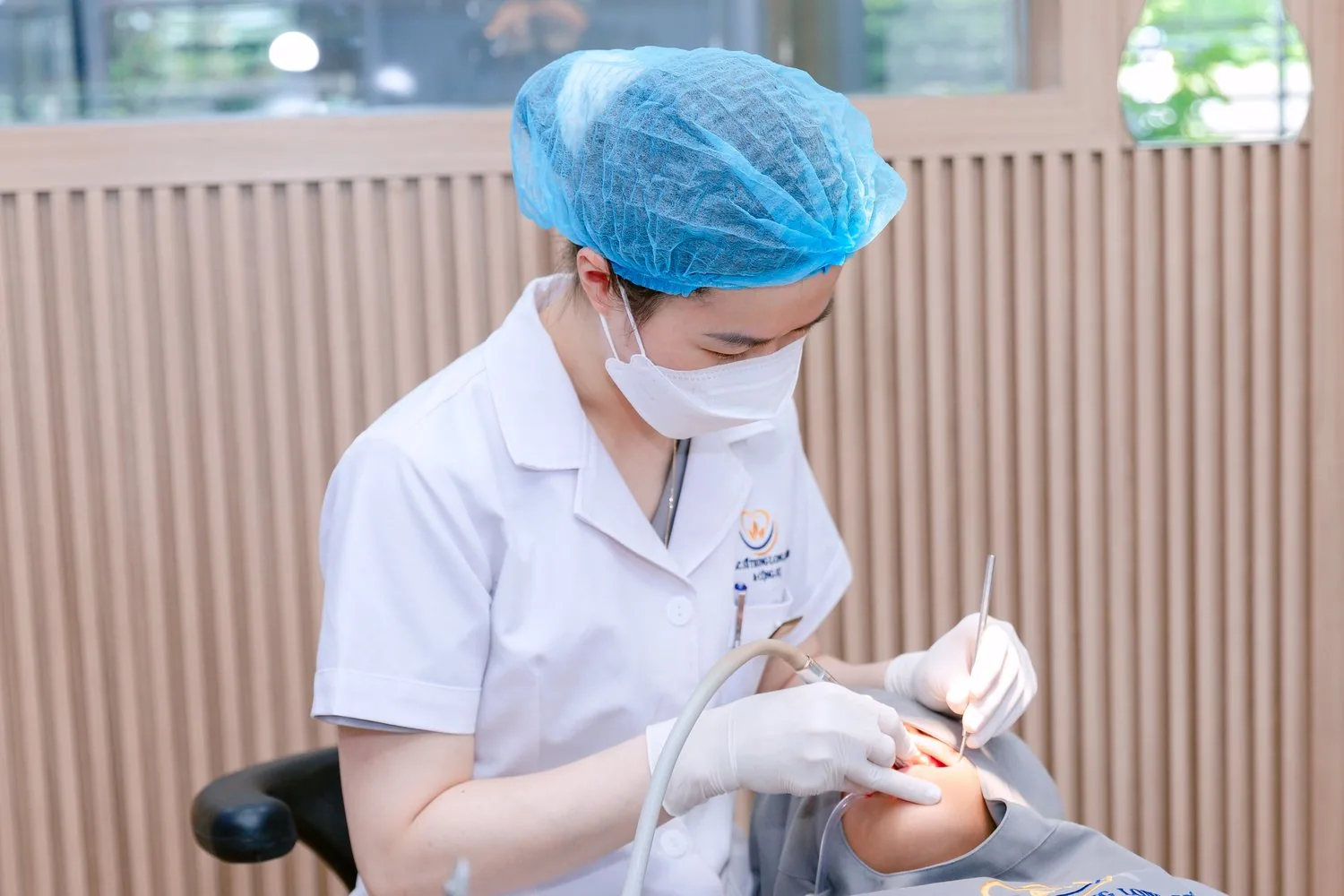 Bác sĩ Đặng Thị Huyền Thu thăm khám và điều trị cho bệnh nhân tại Long Biên