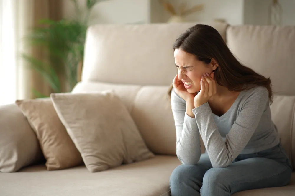 Người bệnh đau khớp thái dương hàm, dấu hiệu cần khám ở Long Biên
