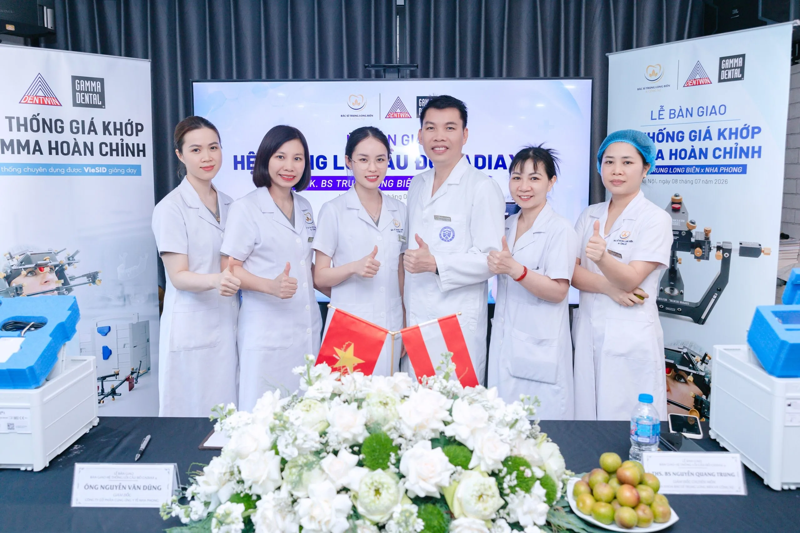 Đội ngũ Nha khoa Bác sĩ Trung Long Biên cùng đại diện Nha Phong tại lễ bàn giao hệ thống lồi cầu đồ điện tử