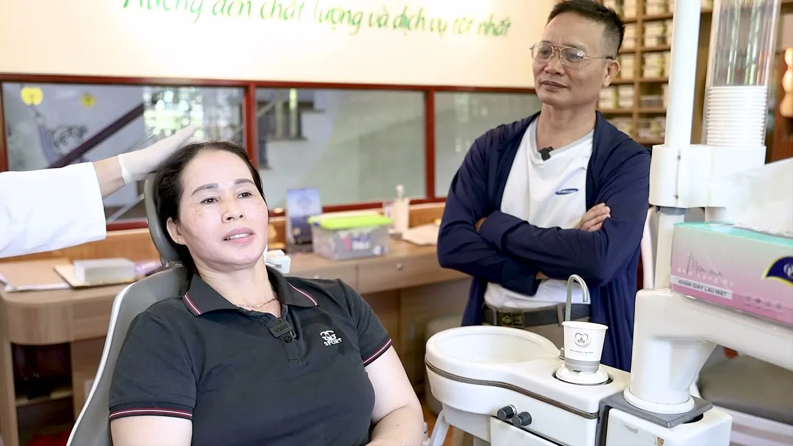 Cô Đáng cùng chồng từ Bắc Ninh trong buổi lắp hàm tháo lắp tại Nha khoa Bác sĩ Trung Long Biên