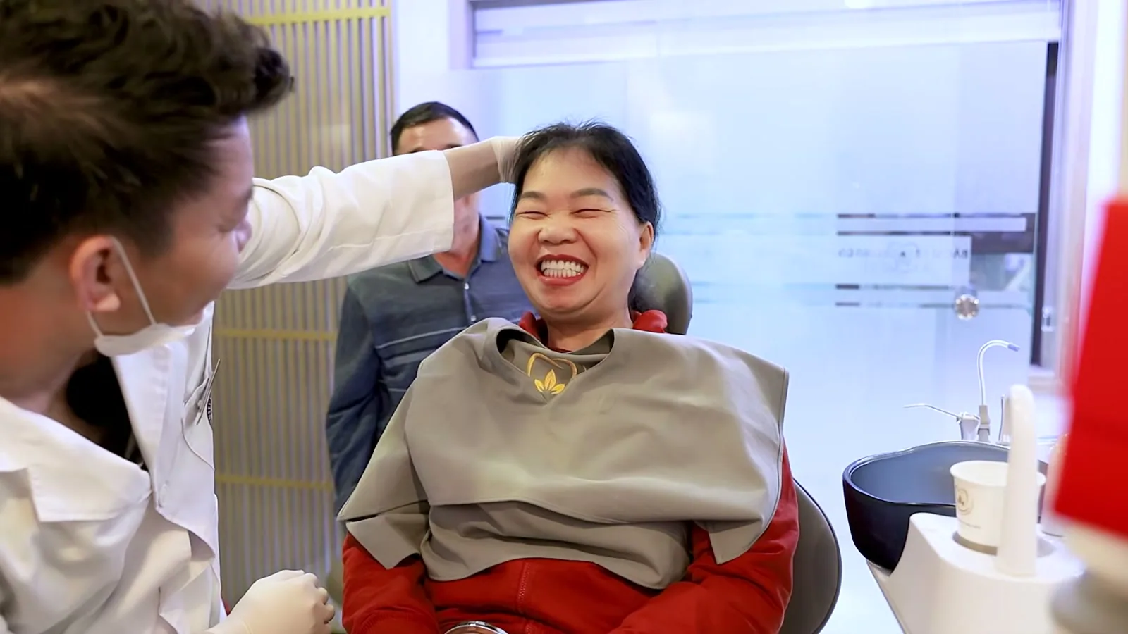 Nụ cười của khách hàng sau khi lắp bộ hàm tháo lắp mới tại Long Biên, Hà Nội