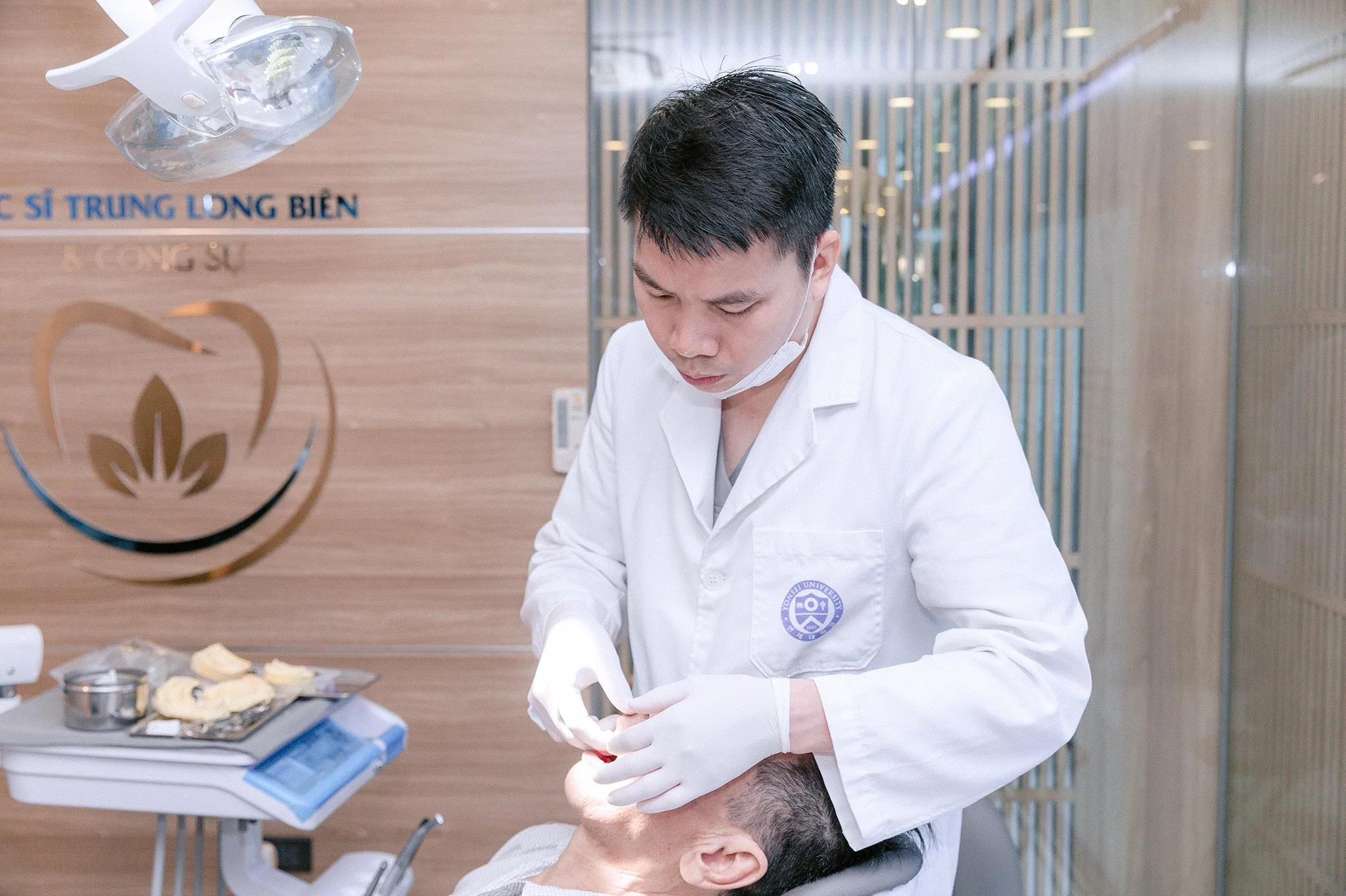 Bác sĩ lấy dấu hàm làm hàm tháo lắp tại Nha khoa Bác sĩ Trung Long Biên