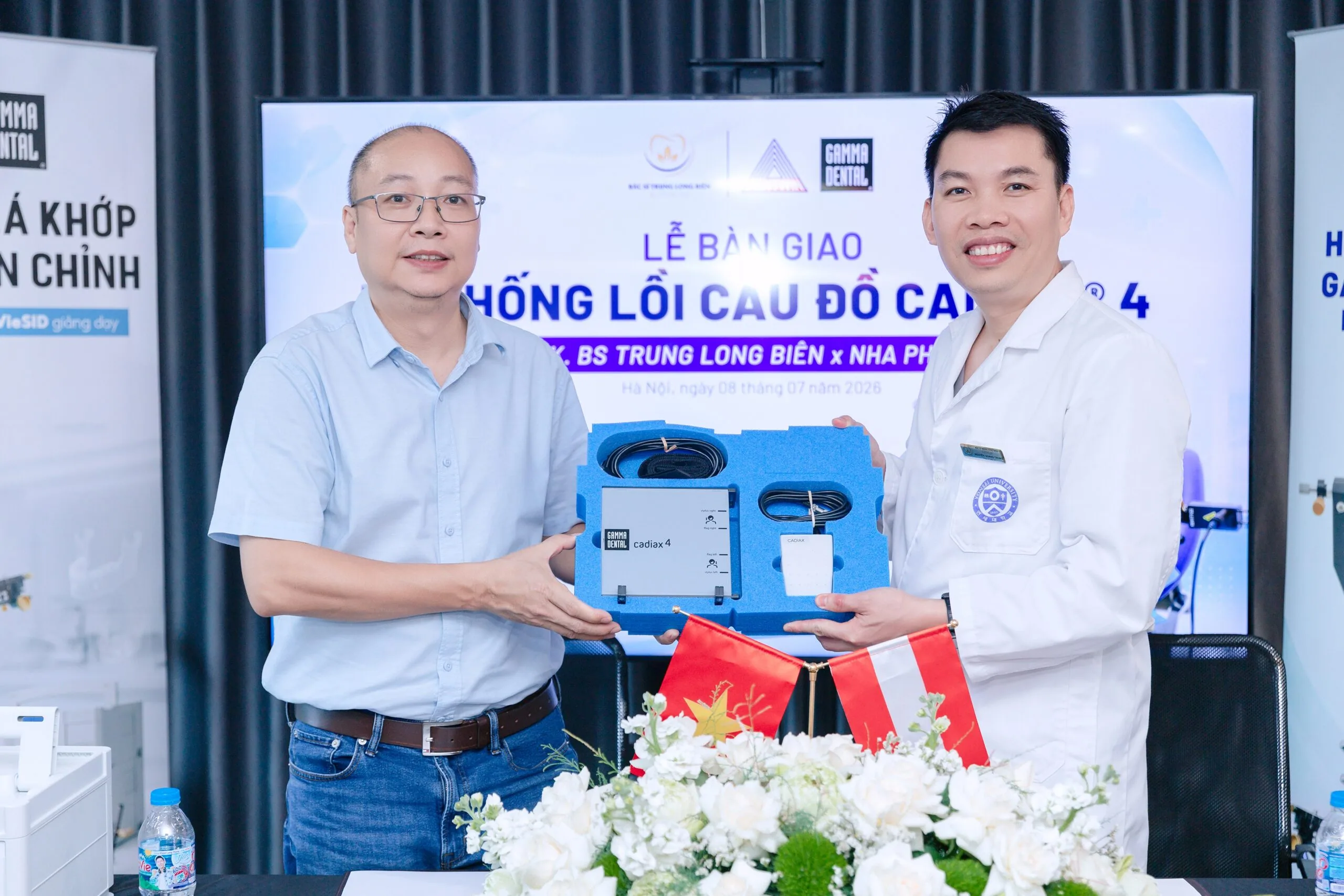 Bác sĩ Nguyễn Quang Trung tiếp nhận máy lồi cầu đồ điện tử CADIAX 4 tại Long Biên