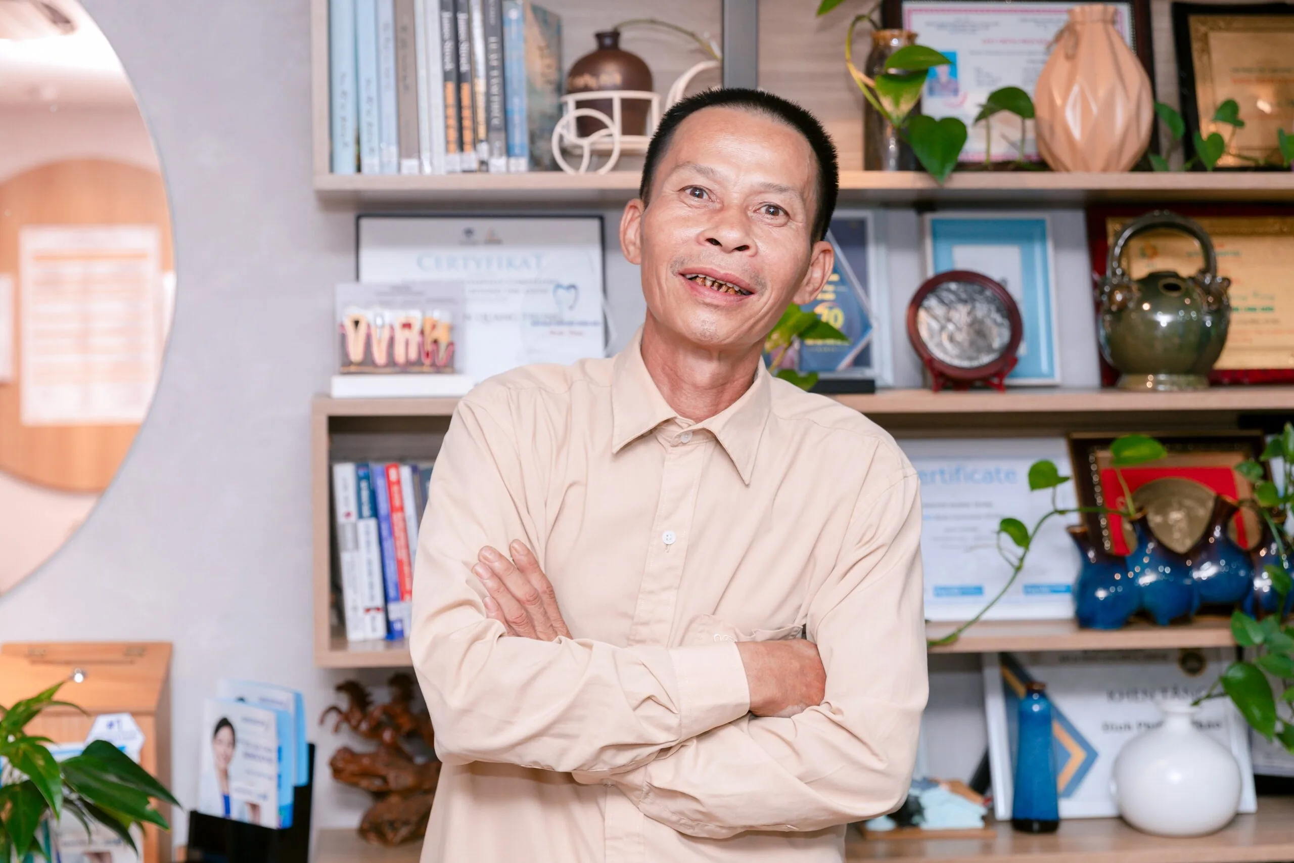 Người lớn tuổi tự tin cười sau khi làm hàm tháo lắp tại Long Biên