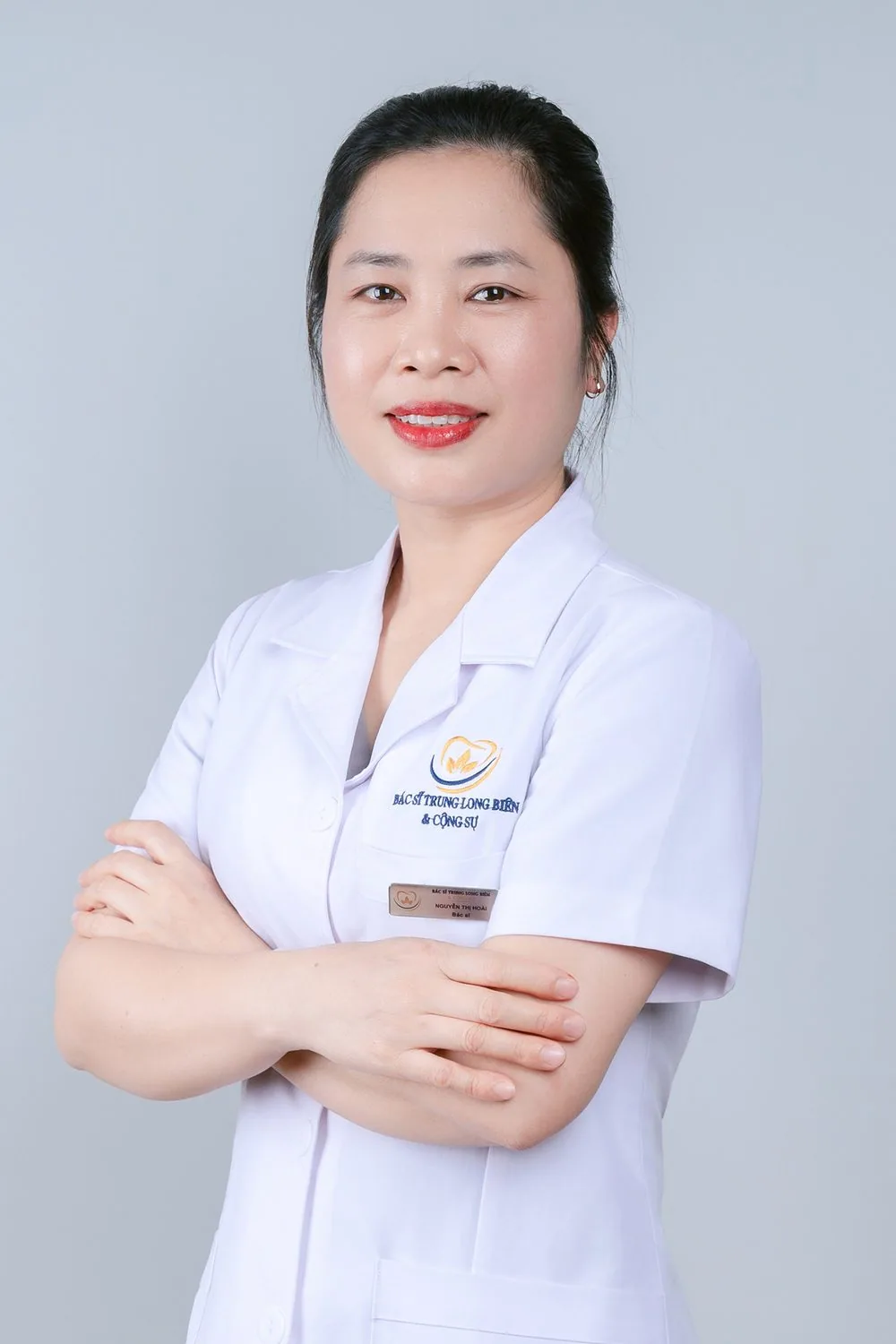 Bác sĩ Nguyễn Thị Hoài trong trang phục blouse tại Nha khoa Bác sĩ Trung Long Biên, Long Biên, Hà Nội