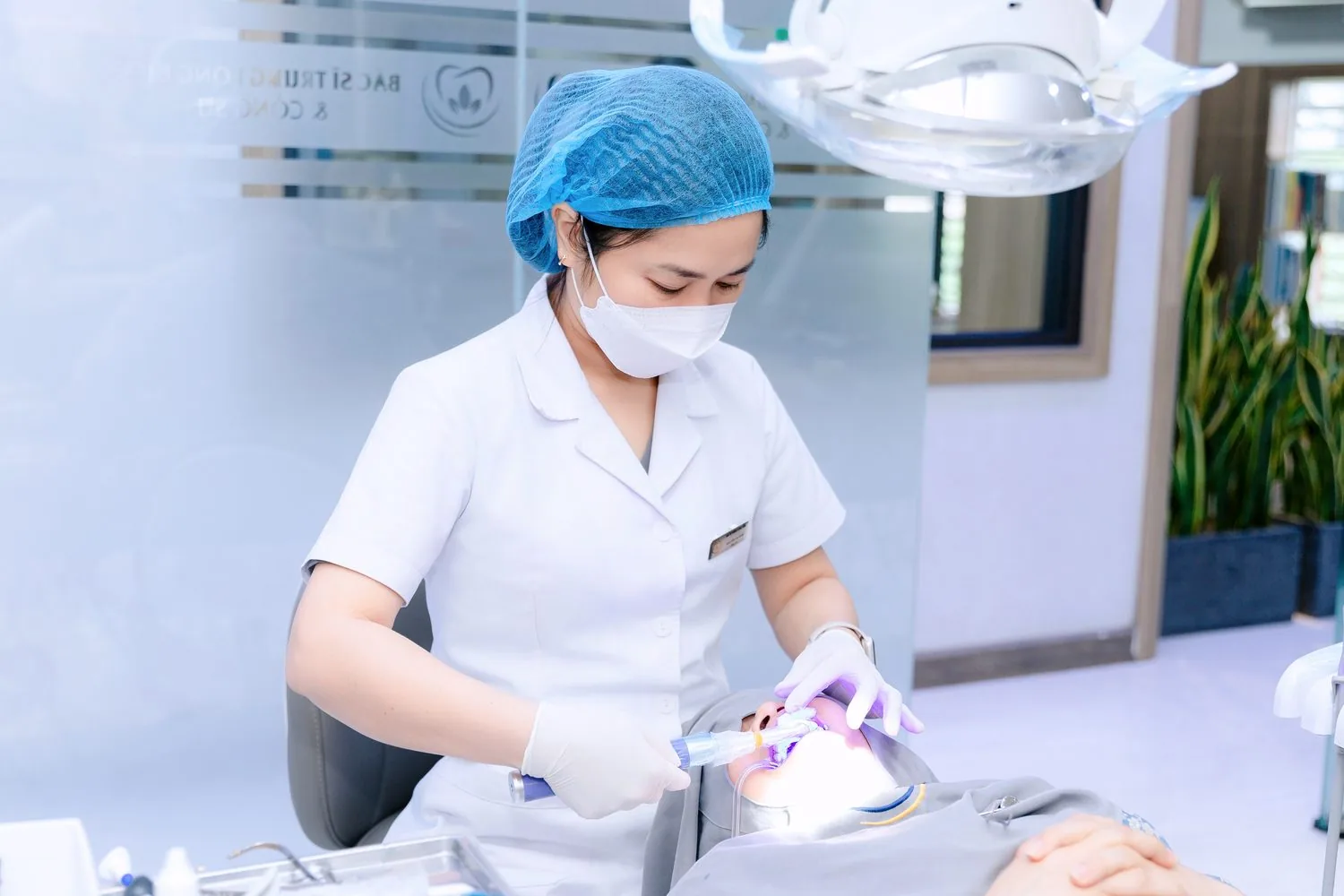 Bác sĩ Nguyễn Thị Hoài điều trị cho bệnh nhân trên ghế nha khoa tại cơ sở Long Biên