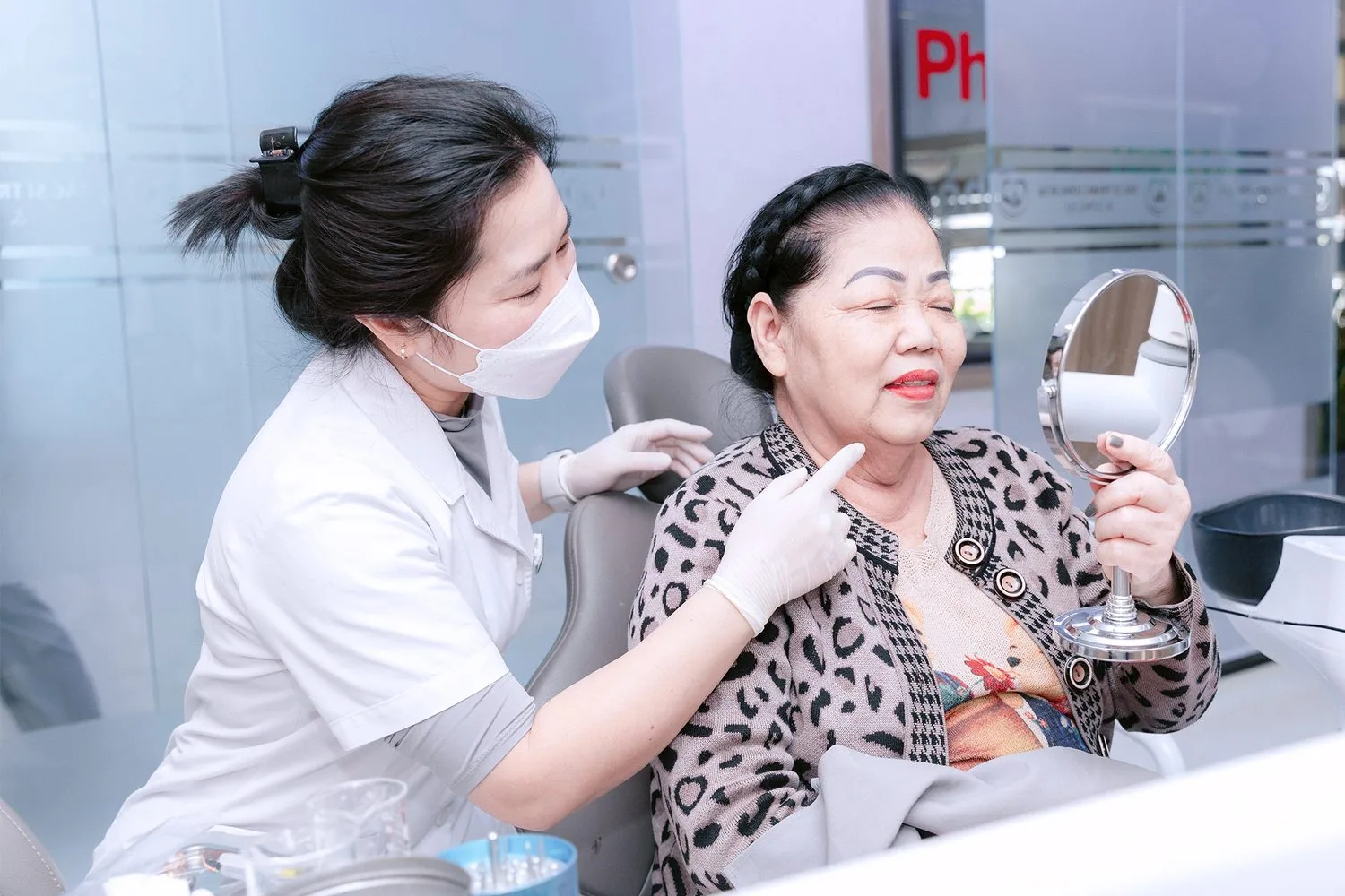 Bác sĩ Nguyễn Thị Hoài trao đổi với bệnh nhân sau khi khám tại Nha khoa Bác sĩ Trung Long Biên
