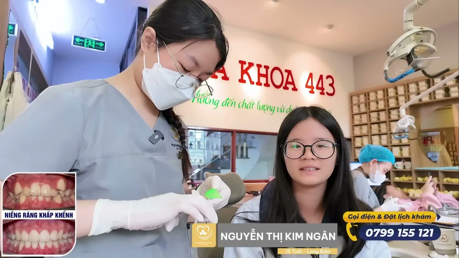 Bác sĩ hướng dẫn khách hàng cách lắp, tháo và bảo quản hàm duy trì sau niềng răng tại Nha khoa Bác sĩ Trung Long Biên