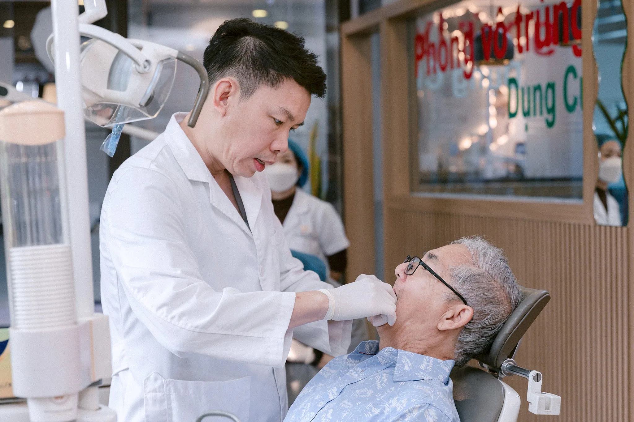 Bác lớn tuổi thử hàm sáp cùng bác sĩ tại Nha khoa Bác sĩ Trung Long Biên