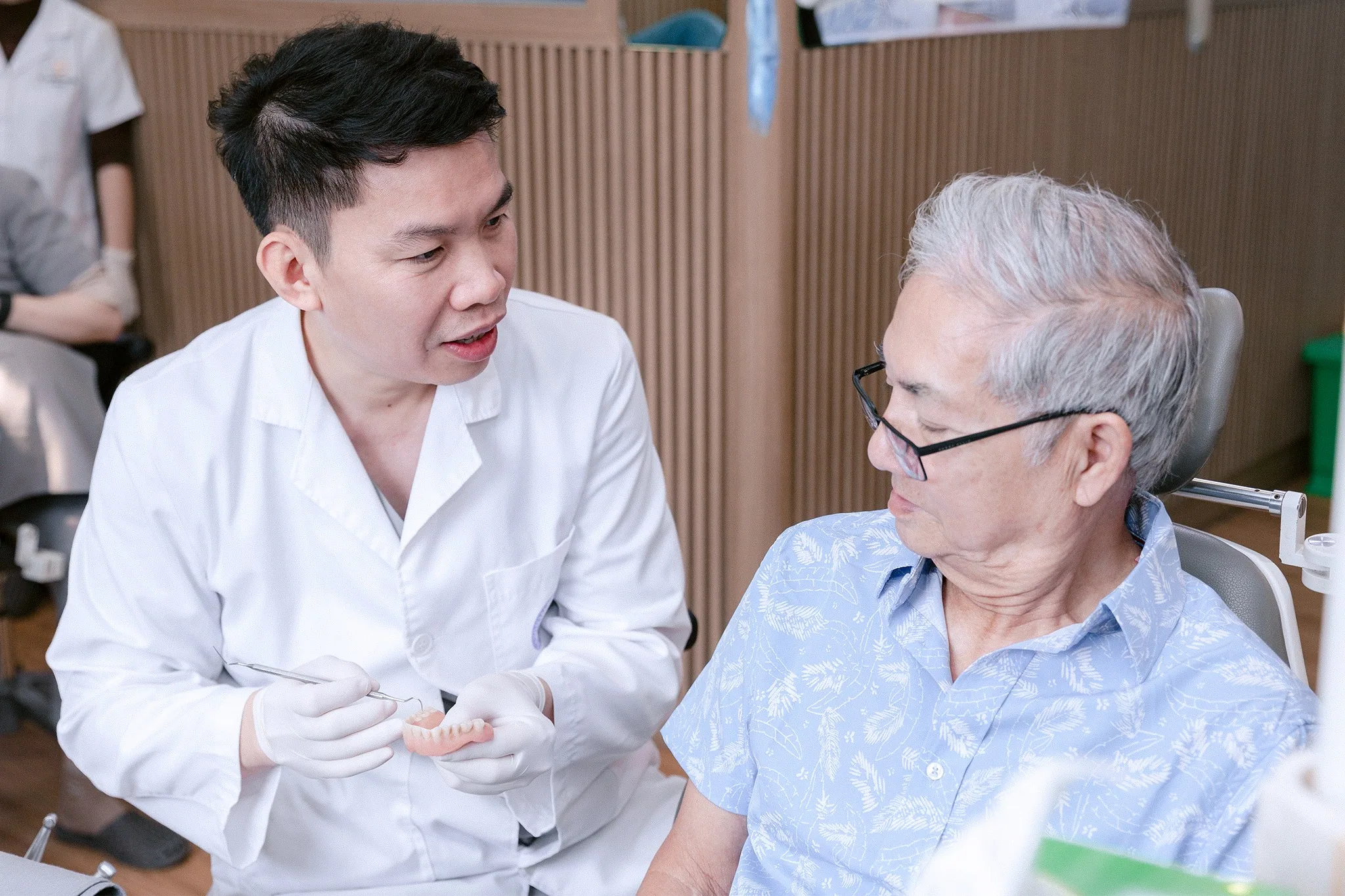 Bác sĩ tư vấn loại hàm tháo lắp phù hợp cho người lớn tuổi tại Long Biên