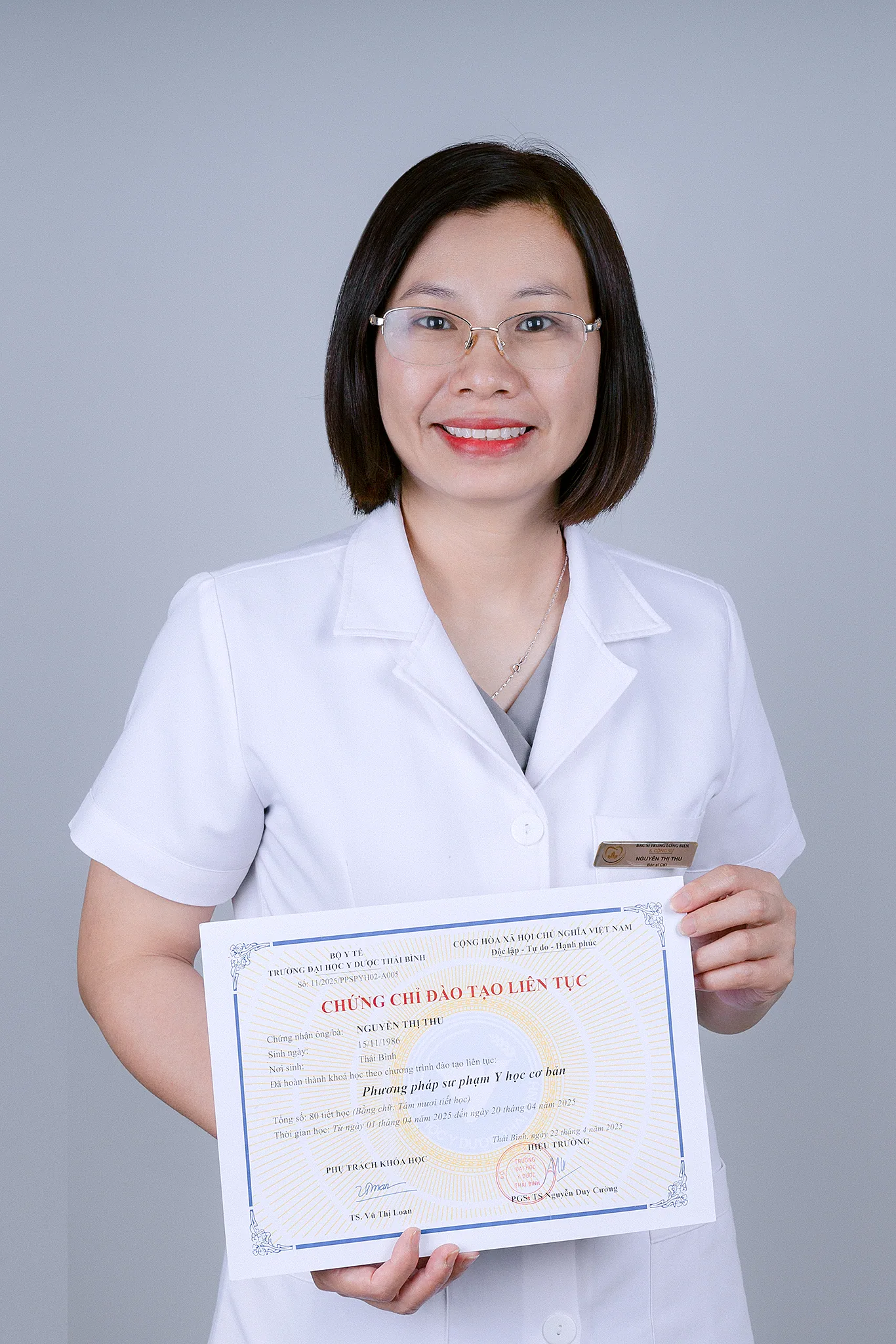 Bác sĩ Nguyễn Thị Thu nhận chứng chỉ đào tạo liên tục của Trường Đại học Y Dược Thái Bình năm 2025