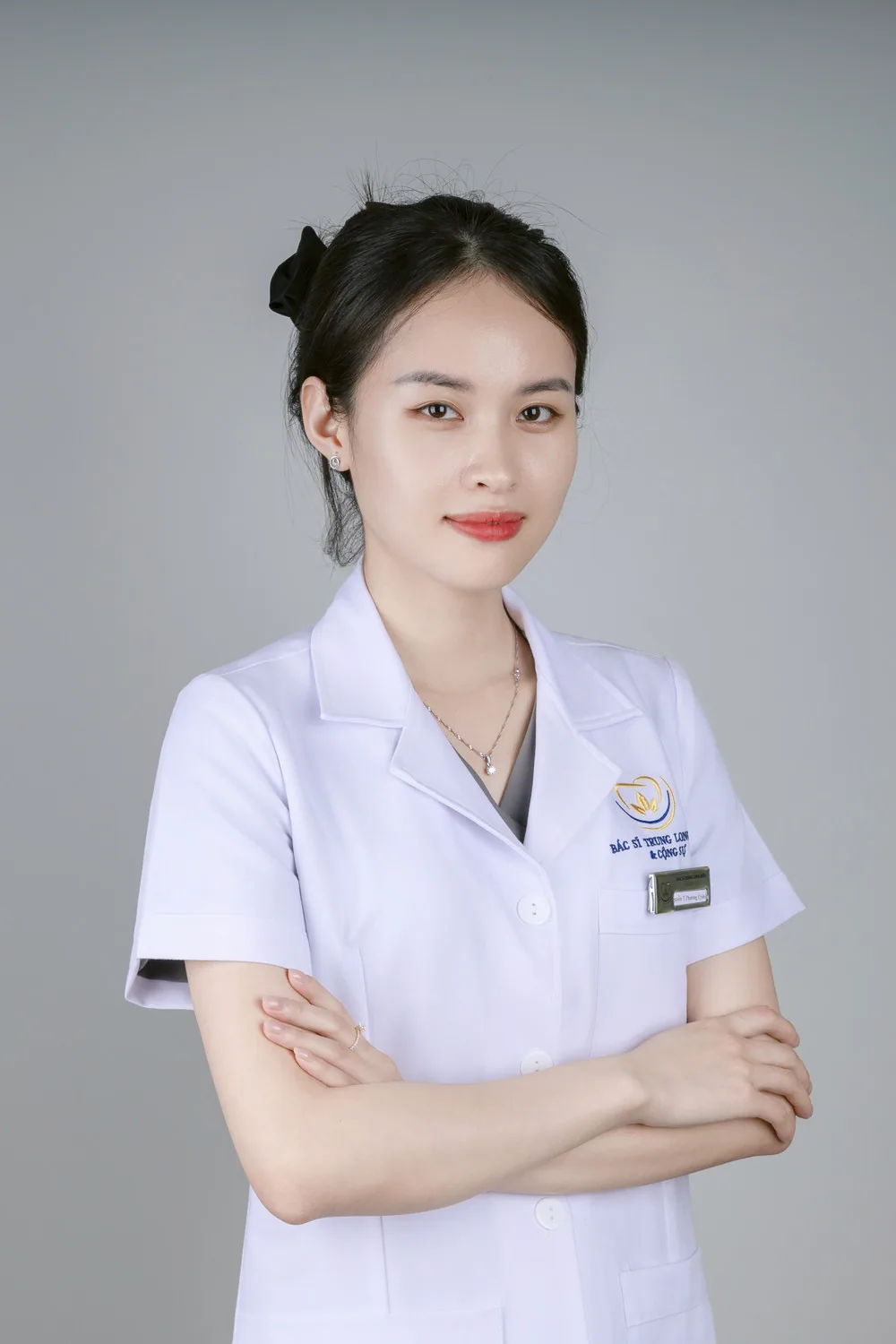 Bác sĩ Nguyễn Thị Phương Uyên trong trang phục blouse tại Nha khoa Bác sĩ Trung Long Biên