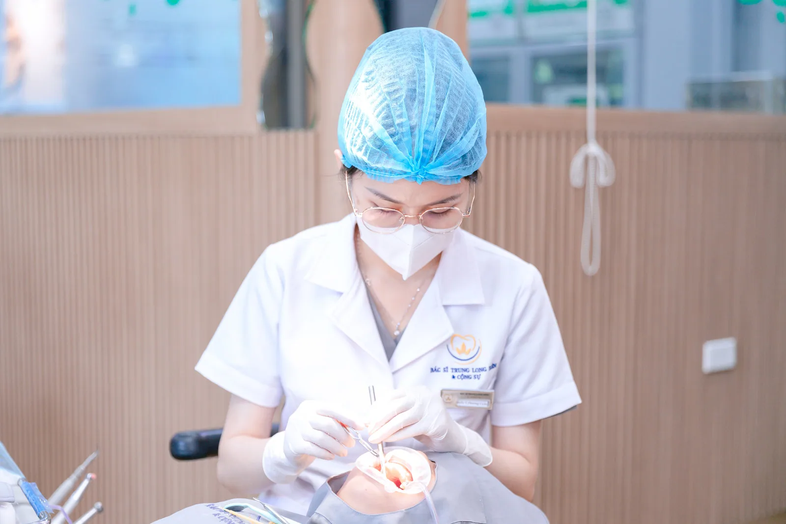 Bác sĩ Nguyễn Thị Phương Uyên đang điều trị cho người bệnh tại Nha khoa Bác sĩ Trung Long Biên, Long Biên, Hà Nội