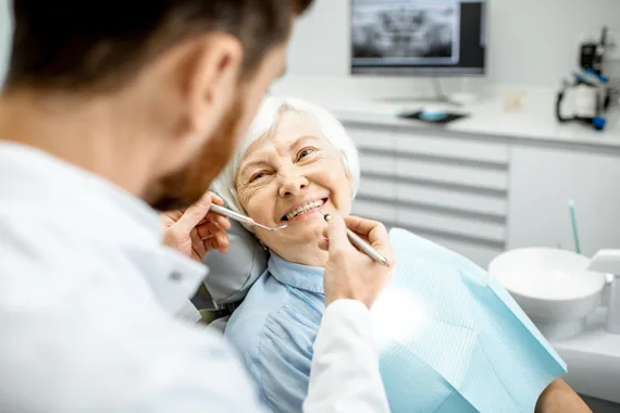 Trồng Implant hay làm cầu răng? - Bác sĩ Trung Long Biên