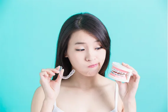 Lựa chọn niềng răng mắc cài nào: Kim loại hay mắc cài sứ?